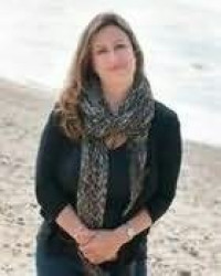 avatar of Elly Griffiths